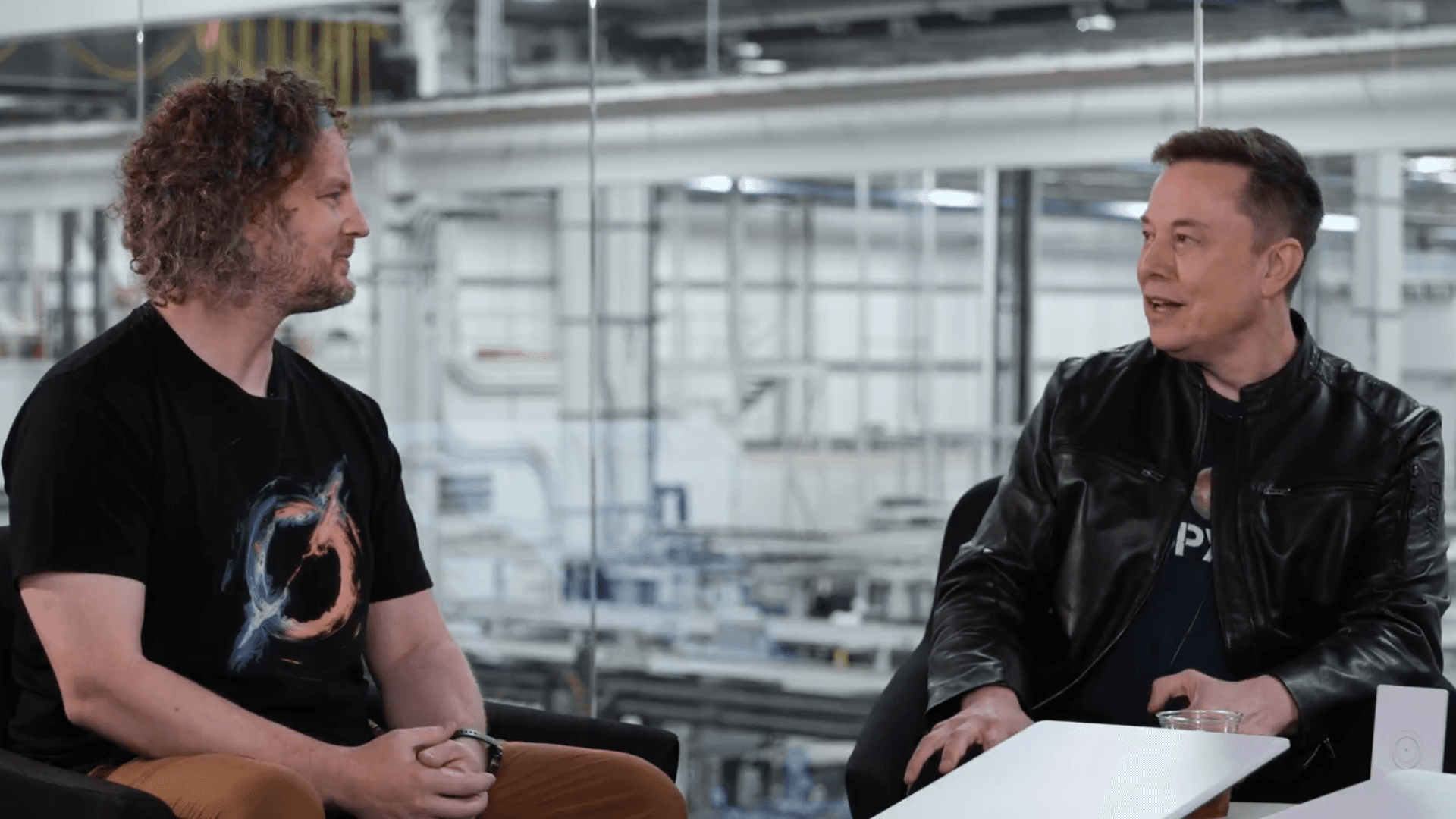 Elon Musk revela su primer satélite de datos orbital: más ancho que un Boeing 747 y con procesadores intercambiables