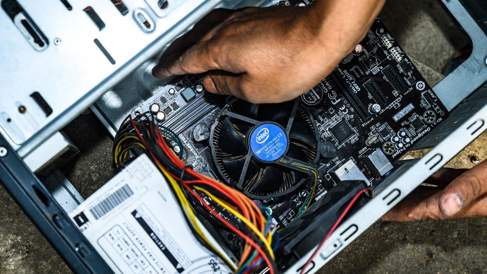 Supervisor de Aduanas de EE.UU. robó CPUs Intel i7, RAM y discos duros de ordenadores del Gobierno